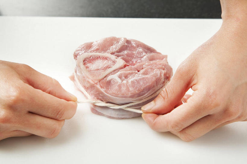 西方人,手,一个人,站,横图,俯视,室内,特写,白天,桌面,桌子,欧洲,欧洲人,双手,仅一个年轻女性,仅一个女性,仅一个人,一块,握,阴影,朦胧,模糊,反射,纹路,木制,纹理,影子,肉,牛肉,拿,拿着,肉类,木制品,绳子,站着,手部,握着,绳索,肉食,肌理,年轻女性,女人,女性,白种人,站立,半身,彩图,高角度拍摄