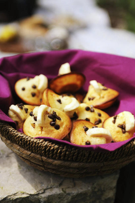 点心,无人,竖图,俯视,室内,特写,白天,下午茶,桌面,桌子,香蕉,水果,阴影,朦胧,模糊,新鲜,反射,木制,布料,影子,陶瓷,生食,食品,糖,糖果,甜点,甜品,果实,陶瓷制品,布纹,松饼,桌布,食物,糕点,紫色,餐巾,木制品,容器,台布,碗,甜食,巧克力,有机食品,绿色食品,储藏,朱古力,储存,玛芬蛋糕,甘蕉,彩图,高角度拍摄,贮存