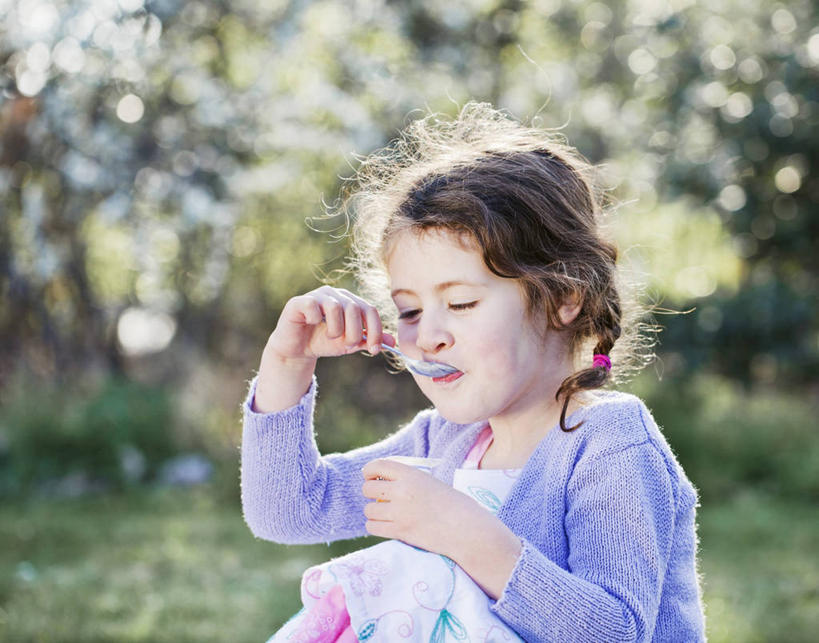 牛奶,儿童,一个人,坐,笑,吃,微笑,横图,室外,白天,正面,纯洁,草地,草坪,植物,杯子,仅一个女性,仅一个人,握,服装,朦胧,模糊,勺子,饮品,营养,拿,拿着,注视,休闲装,酸奶,草,树,树木,饮料,小孩,衣服,绿色,紫色,自然,纸制品,调羹,汤匙,观察,看,仅一个小孩,休闲,休闲服,可爱,童年,童趣,握着,服饰,生长,成长,观看,纸杯,察看,乳制品,奶,关注,一次性杯子,发酵,童真,烂漫,无邪,优格,优酪乳,天真,女孩,女人,女性,孩子,嚼,食,坐着,半身,彩图,女生