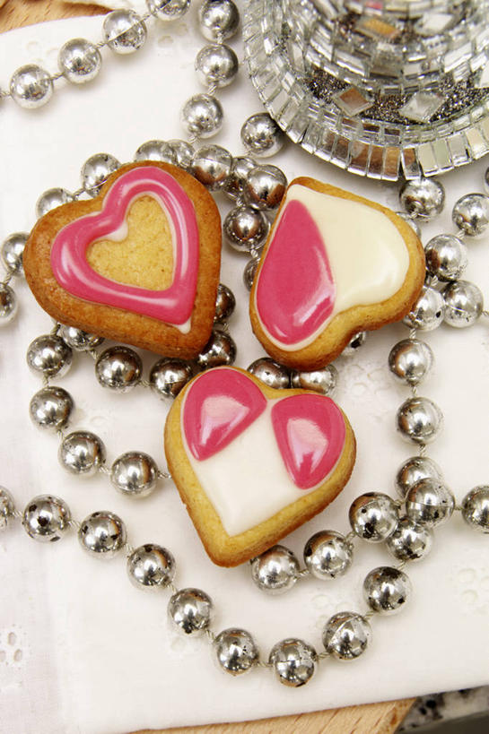 点心,无人,竖图,俯视,室内,特写,白天,白色背景,爱情,餐桌,桌面,桌子,项链,阴影,爱心,反射,木制,布料,影子,食品,曲奇,浪漫,布纹,装饰品,桌布,食物,餐巾,木制品,饰品,首饰,台布,饼干,零食,温暖,温馨,心形,恩爱,摄影,影棚,餐台,和睦,曲奇饼,曲奇饼干,心型,彩图,高角度拍摄,影棚拍摄,拍摄,融洽