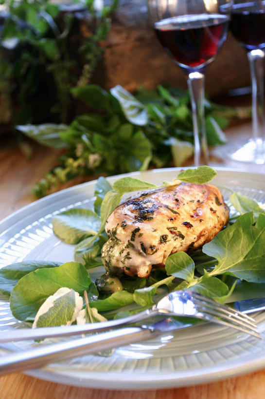 红酒,葡萄酒,无人,竖图,俯视,室内,特写,白天,烹饪,西餐,桌面,桌子,杯子,餐具,叶子,阴影,朦胧,模糊,反射,木制,叉子,碟子,高脚杯,盘,影子,鸡肉,肉,料理,食品,绿叶,红酒杯,酒类,一杯,菜肴,美食,肉类,玻璃制品,酒,食物,饮料,盘子,酒杯,木制品,碟,嫩叶,红葡萄酒,西式,佳肴,葡萄酒杯,肉食,餐叉,叶,叶片,玻璃杯,进餐用具,彩图,高角度拍摄