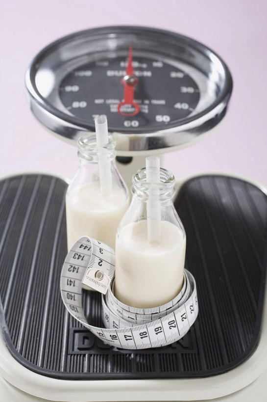 牛奶,无人,竖图,俯视,室内,特写,白天,仪器,餐桌,桌子,阴影,紫色背景,反射,罐子,影子,饮品,生活,营养,玻璃制品,饮料,两个,一个,玻璃瓶,瓶子,健康,摄影,影棚,单个,餐台,衡量,乳制品,体重,奶,牛乳,计量,衡器,安神,健康秤,秤,体重秤,彩图,高角度拍摄,影棚拍摄,拍摄