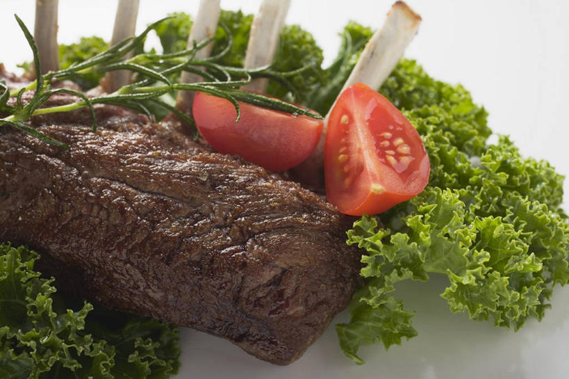 无人,横图,俯视,室内,特写,白天,白色背景,烹饪,西餐,餐桌,桌子,蔬菜,西红柿,切开,阴影,新鲜,反射,影子,生菜,莴苣,肉,羊排,料理,食品,羊肉,菜肴,美食,肉类,食物,切,西式,摄影,佳肴,有机食品,绿色食品,影棚,餐台,迷迭香,剖面,肉食,切面,海洋之露,春菜,鹅仔菜,莴仔菜,千金菜,叶用莴苣,番茄,彩图,高角度拍摄,影棚拍摄,拍摄