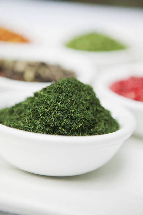 无人,竖图,俯视,室内,特写,白天,白色背景,餐桌,桌子,一堆,许多,阴影,堆叠,堆积,朦胧,模糊,反射,粉末,影子,陶瓷,调味,香料,佐料,陶瓷制品,红色,绿色,容器,碗,橙色,粉,摄影,影棚,餐台,储藏,堆,配料,储存,莳萝,作料,洋茴香,土茴香,粉状,粉剂,彩图,高角度拍摄,影棚拍摄,拍摄,贮存