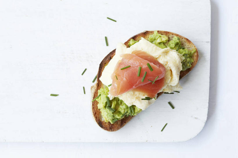 点心,面包,三文鱼,无人,横图,俯视,室内,特写,白天,白色背景,烹饪,西餐,餐桌,桌子,鲑鱼,蔬菜,阴影,新鲜,反射,影子,葱,青葱,生菜,莴苣,料理,食品,面点,案板,菜肴,美食,砧板,食物,糕点,西式,摄影,佳肴,有机食品,绿色食品,影棚,餐台,大马哈鱼,撒蒙鱼,萨门鱼,冰海之皇,鲑,春菜,鹅仔菜,莴仔菜,千金菜,马哈鱼,麻哈鱼,大麻哈鱼,叶用莴苣,彩图,高角度拍摄,影棚拍摄,拍摄