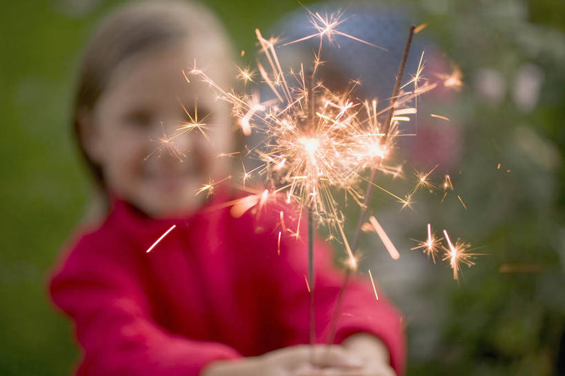 儿童,一个人,站,笑,微笑,露齿笑,横图,室内,白天,正面,纯洁,草地,草坪,植物,烟火,仅一个女性,仅一个人,一根,握,服装,朦胧,模糊,拿,拿着,注视,休闲装,草,树,树木,小孩,衣服,绿色,自然,焰火,观察,看,站着,仅一个小孩,休闲,休闲服,可爱,童年,童趣,握着,服饰,生长,成长,观看,察看,关注,礼花,仙女棒,童真,烂漫,无邪,花炮,礼花炮,手持喷泉,手持烟花,天真,女孩,女人,女性,孩子,烟花,站立,半身,彩图,女生