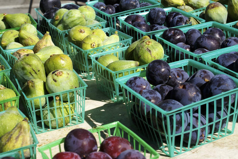 无人,商店,横图,俯视,室内,特写,白天,购物,消费,超市,李子,水果,一堆,许多,堆叠,堆积,朦胧,模糊,新鲜,篮子,塑料,生食,食品,果实,食物,绿色,紫色,塑料制品,金融,百货,便利店,有机食品,绿色食品,堆,选购,贸易,血拼,零售店,红李,鸡血李,杏李,彩图,高角度拍摄,店铺,杂货店,杂货铺