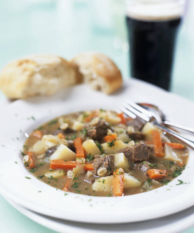 点心,面包,无人,竖图,俯视,室内,特写,白天,烹饪,西餐,桌面,桌子,蔬菜,土豆,西红柿,杯子,餐具,阴影,朦胧,模糊,新鲜,反射,木制,叉子,刀叉,刀子,碟子,盘,影子,肉,料理,食品,面点,一杯,羊肉,菜肴,美食,肉类,食物,糕点,盘子,木制品,水杯,碟,西式,佳肴,有机食品,绿色食品,餐刀,肉食,餐叉,馍馍蛋,茶杯,进餐用具,洋芋,山药蛋,马铃薯,番茄,彩图,高角度拍摄