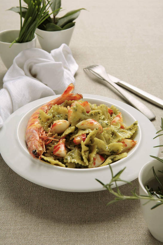 海鲜,面食,面条,意大利面,无人,竖图,俯视,室内,特写,白天,西餐,餐桌,桌子,餐具,阴影,反射,叉子,刀叉,刀子,碟子,盘,影子,陶瓷,面,虾,料理,食品,陶瓷制品,水产,海洋生物,食物,盘子,容器,碟,碗,西式,餐台,储藏,迷迭香,储存,水生动物,餐刀,海产品,水生物,海底动物,餐叉,斑节对虾,斑节虾,海洋之露,日本对虾,竹节虾,进餐用具,彩图,高角度拍摄,贮存