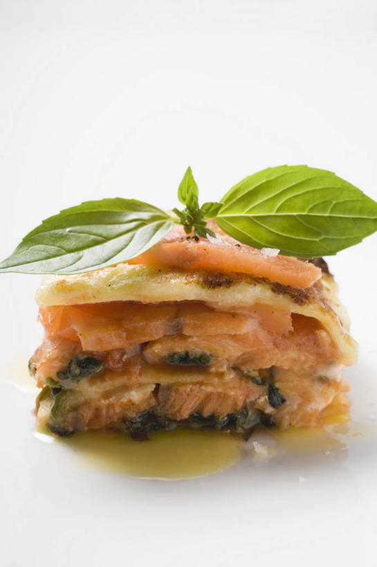 面食,面条,意大利面,无人,竖图,俯视,室内,特写,白天,白色背景,西餐,植物,餐桌,桌子,叶子,阴影,反射,影子,面,肉,香料,鱼肉,料理,食品,绿叶,草药,肉类,中药,食物,香草,嫩叶,西式,摄影,影棚,餐台,罗勒,紫苏,药材,中草药,肉食,九层塔,圣约瑟夫草,甜罗勒,兰香,中药材,本草,叶,叶片,彩图,高角度拍摄,影棚拍摄,拍摄