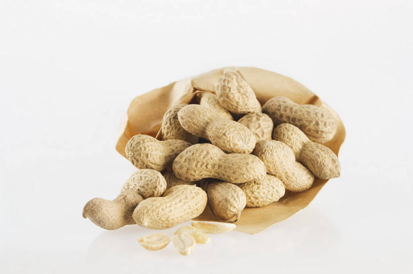 无人,横图,俯视,室内,特写,白天,白色背景,植物,餐桌,桌子,豆,花生,袋子,一堆,许多,阴影,堆叠,堆积,反射,影子,纸袋,豆类,豆子,坚果,很多,容器,摄影,长生果,影棚,餐台,储藏,堆,储存,花生仁,豆科,落花生,落生,花生米,花生豆,彩图,高角度拍摄,影棚拍摄,拍摄,贮存