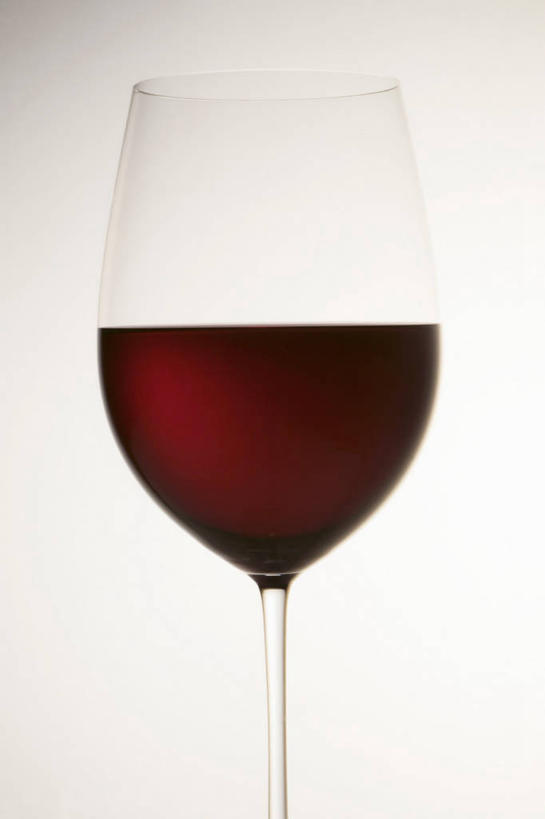 红酒,葡萄酒,无人,竖图,室内,特写,白天,白色背景,正面,餐桌,桌子,杯子,阴影,反射,高脚杯,影子,红酒杯,酒类,一杯,玻璃制品,酒,饮料,一个,红色,酒杯,红葡萄酒,摄影,影棚,单个,餐台,葡萄酒杯,玻璃杯,彩图,影棚拍摄,拍摄