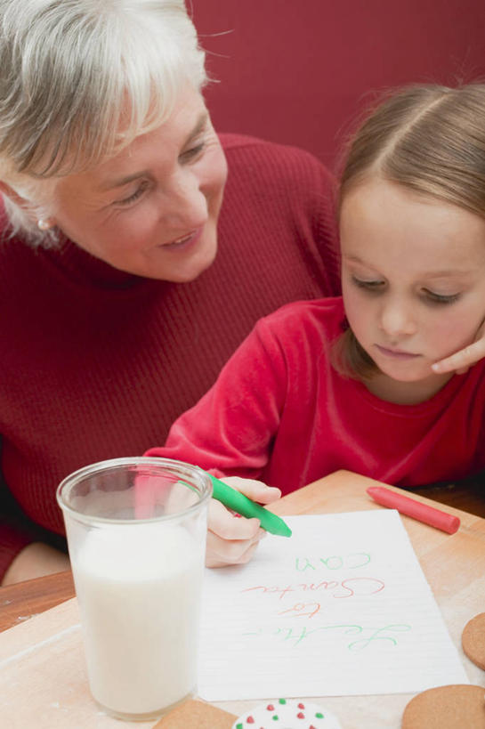 牛奶,西方人,儿童,老年人,两个人,家庭,祖母,坐,竖图,室内,白天,正面,纯洁,桌子,杯子,欧洲,欧洲人,撑,握,服装,笔,纸,办公用品,饮品,一杯,营养,拿,拿着,托腮,注视,休闲装,书桌,水笔,玻璃制品,文具,饮料,小孩,衣服,红色,课桌,水杯,学习用品,观察,看,托,休闲,温暖,温馨,一家人,休闲服,可爱,童年,童趣,握着,服饰,奶奶,观看,祖孙,文具用品,和睦,察看,乳制品,奶,牛乳,关注,托下巴,童真,烂漫,无邪,外婆,外孙女,外祖母,安神,天真,老年女性,女孩,女人,女性,白种人,孩子,孙女,玻璃杯,坐着,半身,彩图,融洽,女生