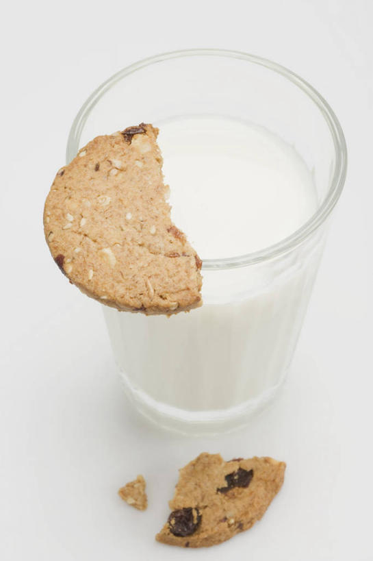 点心,牛奶,无人,竖图,俯视,室内,特写,白天,白色背景,餐桌,桌子,杯子,阴影,反射,影子,食品,饮品,曲奇,一杯,营养,玻璃制品,食物,饮料,一个,水杯,饼干,零食,摄影,影棚,单个,餐台,乳制品,奶,牛乳,曲奇饼,曲奇饼干,安神,玻璃杯,彩图,高角度拍摄,影棚拍摄,拍摄