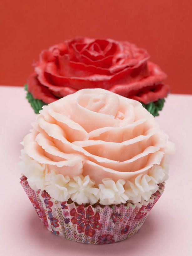 点心,无人,竖图,俯视,室内,特写,白天,爱情,下午茶,幸福,纯洁,热情,餐桌,桌子,玫瑰,阴影,红色背景,装饰,盛开,反射,雕刻,影子,食品,玫瑰花,浪漫,花蕾,松饼,花,花瓣,花朵,鲜花,食物,糕点,两个,花苞,花蕊,温暖,温馨,恩爱,摄影,影棚,餐台,纸托,华丽,修饰,点缀,和睦,感动,衬托,美观,雅致,雅观,尊敬,雕镂,雕琢,镌刻,玛芬蛋糕,蛋糕托,蛋糕托纸,蛋糕纸托,天真,刺玫花,徘徊花,彩图,高角度拍摄,影棚拍摄,拍摄,融洽