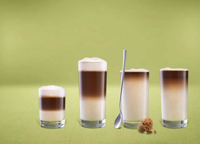 咖啡,无人,横图,俯视,室内,特写,白天,幸福,餐桌,桌子,杯子,五个,一排,许多,绿色背景,阴影,整齐,反射,影子,勺子,四杯,娱乐,玻璃制品,饮料,排列,水杯,调羹,汤匙,享受,休闲,温馨,放松,乐趣,摄影,影棚,餐台,提神,舒适,队列,醒脑,软饮料,拿铁,拿铁咖啡,玻璃杯,彩图,高角度拍摄,影棚拍摄,拍摄