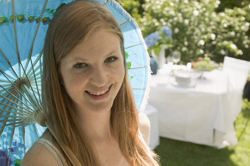 西方人,一个人,站,笑,微笑,露齿笑,横图,室外,白天,正面,幸福,草地,草坪,植物,餐桌,桌子,欧洲,欧洲人,仅一个年轻女性,仅一个女性,仅一个人,一把,阴影,光线,布料,伞,影子,雨伞,纸伞,古典,布纹,油纸伞,注视,文化,桌布,草,树,树木,绿色,阳光,自然,餐巾,台布,观察,看,站着,生长,成长,餐台,观看,纪念,吉祥,察看,关注,古朴,平安,年轻女性,女人,女性,白种人,站立,半身,彩图