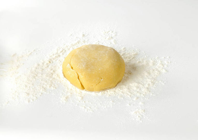 点心,面包,无人,横图,俯视,室内,特写,白天,白色背景,餐桌,桌子,阴影,反射,粉末,影子,面粉,食品,面点,粮食,食物,糕点,黄色,粉,摄影,影棚,餐台,农产品,原材料,粉状,彩图,高角度拍摄,影棚拍摄,拍摄