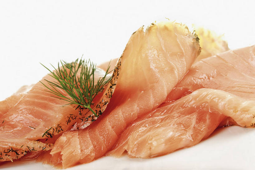 海鲜,三文鱼,生鱼片,无人,横图,俯视,室内,特写,白天,白色背景,餐桌,桌子,鲑鱼,叶子,一堆,阴影,堆叠,堆积,装饰,反射,鱼,影子,肉,鱼肉,鱼片,绿叶,水产,肉类,鱼类,海洋生物,嫩叶,摄影,影棚,餐台,堆,华丽,修饰,大马哈鱼,点缀,配菜,水生动物,海产品,水生物,肉食,海底动物,撒蒙鱼,萨门鱼,冰海之皇,鲑,衬托,美观,雅致,雅观,马哈鱼,麻哈鱼,大麻哈鱼,沙西米,叶,叶片,彩图,高角度拍摄,影棚拍摄,拍摄,刺身