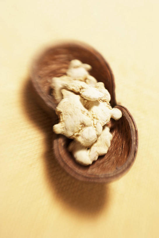 无人,竖图,俯视,室内,特写,白天,餐桌,桌子,姜,阴影,反射,影子,陶瓷,陶瓷制品,一个,容器,碗,摄影,影棚,单个,餐台,储藏,储存,止咳,止痛,解毒,发汗,温肺,温胃,行气,止呕,百辣云,生姜,老姜,彩图,高角度拍摄,影棚拍摄,拍摄,贮存,散寒