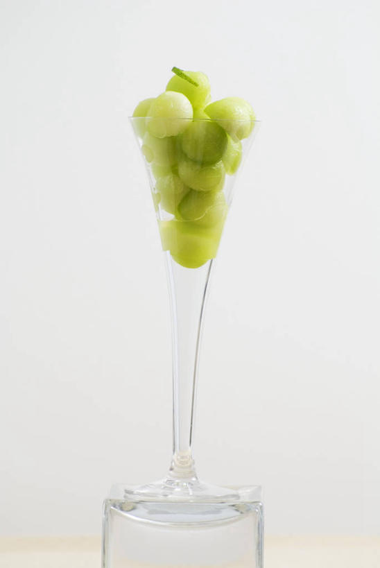 无人,竖图,俯视,室内,特写,白天,白色背景,餐桌,桌子,杯子,水果,一堆,阴影,堆叠,堆积,新鲜,反射,高脚杯,影子,生食,食品,果实,甜瓜,玻璃制品,食物,一个,绿色,酒杯,摄影,有机食品,绿色食品,影棚,单个,餐台,堆,甘瓜,香槟杯,白兰瓜,兰州蜜瓜,玻璃杯,彩图,高角度拍摄,影棚拍摄,拍摄