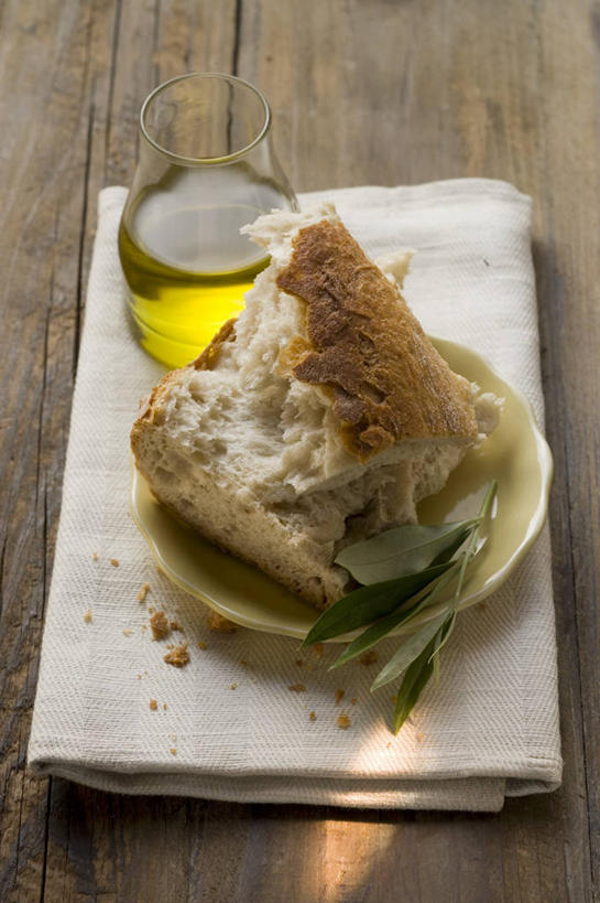 点心,面包,无人,竖图,俯视,室内,特写,白天,植物,餐桌,桌子,杯子,餐具,叶子,阴影,反射,碟子,盘,影子,食用油,油,橄榄油,食品,面点,绿叶,枝条,玻璃制品,树,树木,树枝,食物,糕点,两个,盘子,水杯,碟,嫩叶,餐台,植物油,虬枝,枝杈,叶,叶片,玻璃杯,彩图,高角度拍摄