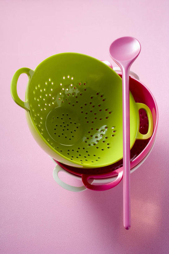 无人,竖图,俯视,室内,特写,白天,餐桌,桌子,静物,许多,阴影,粉色背景,反射,滤器,影子,勺子,陶瓷,陶瓷制品,很多,粉色,红色,绿色,容器,调羹,汤匙,碗,摄影,影棚,餐台,储藏,储存,漏勺,彩图,高角度拍摄,影棚拍摄,拍摄,贮存