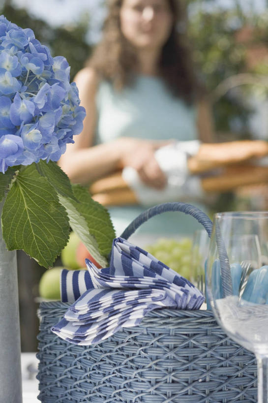 点心,面包,西方人,一个人,站,交叉,竖图,室外,白天,仰视,植物,竹子,欧洲,欧洲人,仅一个年轻女性,仅一个女性,仅一个人,握,阴影,竹制,服装,朦胧,模糊,编织,光线,篮子,影子,食品,面点,拿,法国面包,拿着,树,树木,食物,糕点,衣服,绿色,阳光,自然,竹篮,站着,握着,服饰,生长,成长,竹条,法棍,交织,长棍面包,竹制品,衣着,穿着,法式长棍面包,衣饰,穿插,年轻女性,女人,女性,白种人,站立,半身,彩图,低角度拍摄