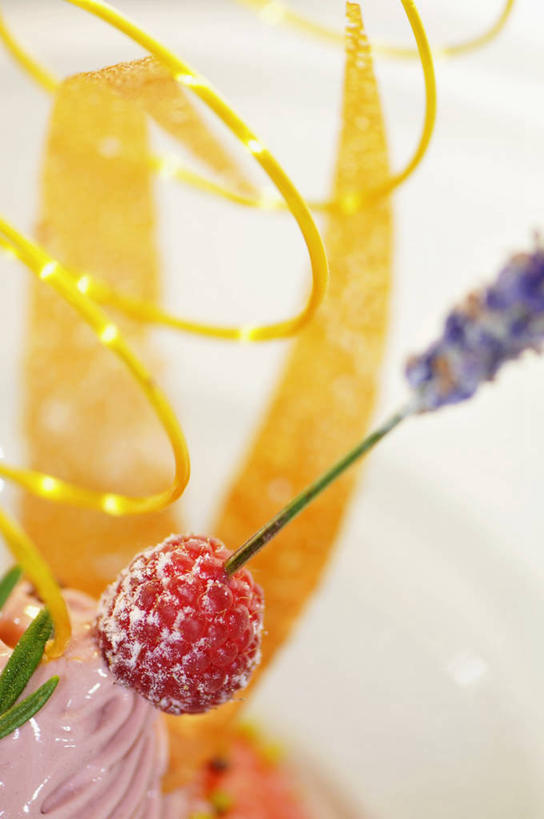 无人,竖图,俯视,室内,特写,白天,爱情,幸福,餐桌,桌子,紫罗兰,阴影,朦胧,模糊,盛开,反射,影子,冰激凌,浪漫,清凉,花蕾,花,花瓣,花朵,鲜花,冷饮,香草,夏天,花苞,花蕊,薰衣草,舒服,冰淇淋,餐台,解暑,解渴,呼吸,雪糕,舒爽,永恒,灵香草,黄香草,冰糕,消暑,质朴,美德,奇迹,草紫罗兰,草桂花,彩图,高角度拍摄