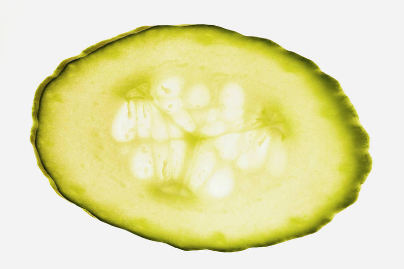 无人,横图,俯视,室内,特写,白天,白色背景,餐桌,桌子,黄瓜,蔬菜,一片,切开,阴影,新鲜,反射,影子,食品,食物,绿色,切,摄影,有机食品,绿色食品,影棚,餐台,剖面,切面,青瓜,胡瓜,彩图,高角度拍摄,影棚拍摄,拍摄