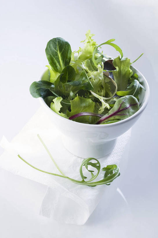 无人,竖图,俯视,室内,特写,白天,白色背景,餐桌,桌子,蔬菜,叶子,一堆,阴影,堆叠,堆积,新鲜,反射,影子,陶瓷,生食,蔬菜沙拉,沙拉,食品,绿叶,陶瓷制品,色拉,沙律,食物,一个,绿色,容器,碗,嫩叶,摄影,有机食品,绿色食品,影棚,单个,餐台,色拉酱,储藏,堆,储存,千岛酱,叶,叶片,彩图,高角度拍摄,影棚拍摄,拍摄,贮存