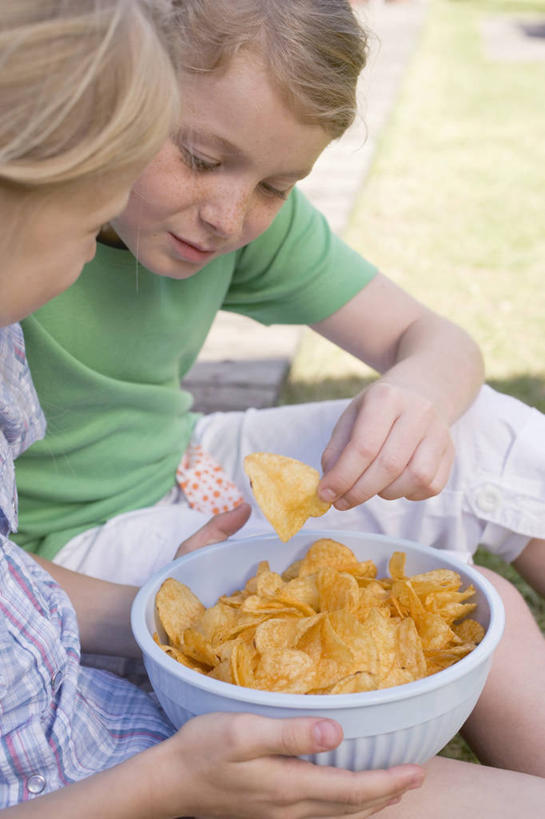 点心,西方人,儿童,两个人,伙伴,朋友,坐,竖图,俯视,室内,白天,友谊,纯洁,蔬菜,土豆,欧洲,欧洲人,一堆,握,堆叠,堆积,服装,新鲜,陶瓷,食品,陶瓷制品,拿,拿着,注视,薯片,食物,一个,小孩,衣服,容器,碗,零食,观察,看,可爱,童年,童趣,握着,服饰,有机食品,绿色食品,单个,观看,储藏,堆,察看,衣着,储存,穿着,关注,童真,垃圾食品,烂漫,无邪,馍馍蛋,衣饰,天真,友情,女孩,女人,女性,白种人,洋芋,山药蛋,马铃薯,坐着,半身,彩图,高角度拍摄,贮存,女生