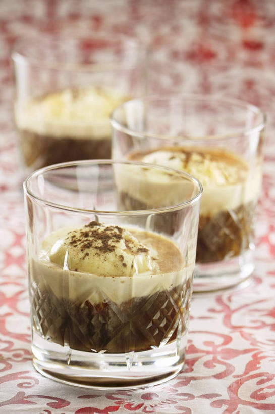 咖啡,无人,竖图,俯视,室内,特写,白天,幸福,餐桌,桌子,杯子,阴影,朦胧,模糊,反射,布料,影子,冰激凌,三杯,清凉,布纹,娱乐,玻璃制品,桌布,饮料,三个,餐巾,水杯,台布,冷饮,享受,休闲,舒服,温馨,冰淇淋,放松,乐趣,餐台,解暑,提神,舒适,解渴,醒脑,雪糕,舒爽,软饮料,冰糕,消暑,玻璃杯,彩图,高角度拍摄