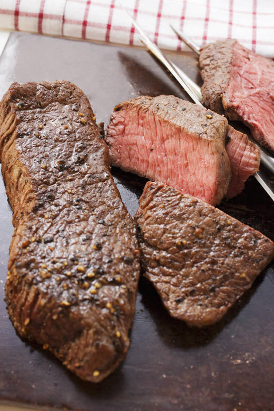 无人,竖图,俯视,室内,特写,白天,烹饪,西餐,餐桌,桌子,切开,阴影,反射,影子,肉,牛排,牛肉,料理,食品,菜肴,美食,肉类,食物,红色,切,西式,佳肴,餐台,剖面,肉食,切面,菲力牛排,牛里脊肉,彩图,高角度拍摄