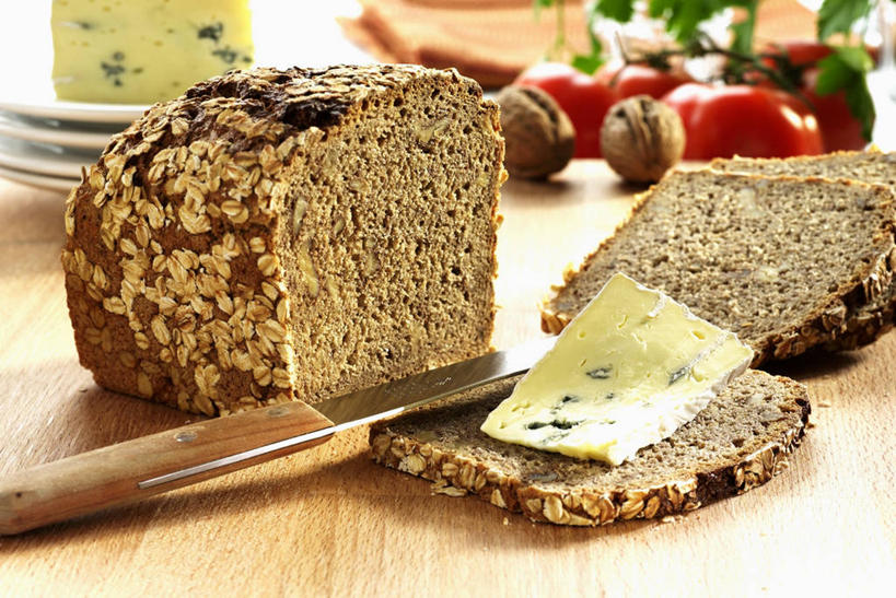 点心,面包,奶酪,无人,横图,俯视,室内,特写,白天,烹饪,西餐,早餐,餐桌,桌子,餐具,许多,阴影,朦胧,模糊,反射,碟子,工具,盘,影子,核桃,谷物,干酪,起司,三明治,料理,食品,坚果,面点,果实,刀具,芝士,很多,营养,菜肴,美食,饮食,食物,糕点,盘子,碟,刀,快餐,干果,乳酪,西式,保健,佳肴,餐台,麦片,乳制品,餐刀,燕麦片,发酵,西式快餐,蓝纹奶酪,胡桃,三文治,羌桃,斯提耳顿干酪,彩图,高角度拍摄