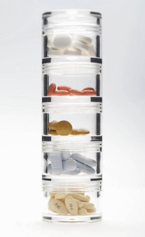 无人,竖图,俯视,室内,特写,白天,白色背景,安全,餐桌,桌子,玻璃,一排,一群,许多,阴影,整齐,反射,药剂,药丸,影子,防护,很多,药片,玻璃制品,排列,玻璃瓶,瓶子,药品,治疗,摄影,影棚,餐台,堆,保护,药物,医疗,队列,保险,预防,广口瓶,平安,彩图,高角度拍摄,影棚拍摄,拍摄