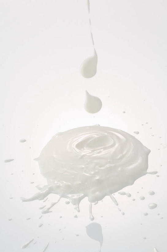 牛奶,无人,竖图,俯视,室内,特写,白天,白色背景,水,餐桌,桌子,阴影,飞溅,溅,反射,液体,影子,水滴,饮品,营养,酸奶,水珠,饮料,白色,摄影,影棚,餐台,乳制品,奶,喷洒,发酵,优格,优酪乳,彩图,高角度拍摄,影棚拍摄,拍摄