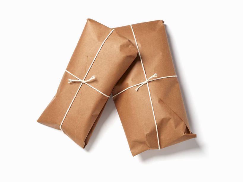 无人,横图,俯视,室内,特写,白天,白色背景,餐桌,桌子,两块,捆扎,阴影,反射,包装,包装纸,影子,纸,纸张,绳子,摄影,影棚,餐台,包装材料,牛皮纸,绑扎,彩图,高角度拍摄,影棚拍摄,拍摄