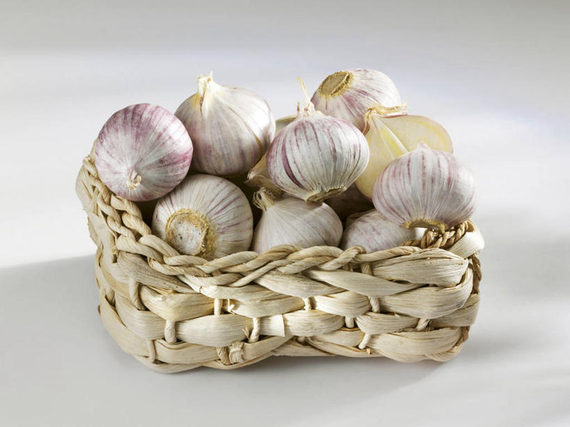 无人,交叉,横图,俯视,室内,特写,白天,白色背景,餐桌,桌子,竹子,蔬菜,蒜,一堆,许多,阴影,堆叠,堆积,竹制,新鲜,编织,反射,篮子,影子,食品,很多,蒜头,食物,一个,白色,竹篮,摄影,有机食品,绿色食品,影棚,单个,餐台,竹条,堆,交织,竹制品,穿插,胡蒜,大蒜,彩图,高角度拍摄,影棚拍摄,拍摄