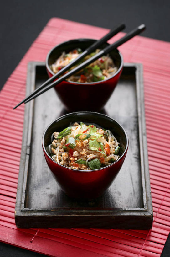 无人,竖图,俯视,室内,特写,白天,烹饪,中餐,餐桌,筷子,桌子,蔬菜,餐具,一堆,一双,许多,阴影,堆叠,堆积,黑色背景,新鲜,反射,碟子,盘,影子,陶瓷,肉,料理,食品,陶瓷制品,很多,文化,传统,猪肉,菜肴,美食,肉类,食物,三个,盘子,容器,碟,碗,中式,摄影,佳肴,有机食品,绿色食品,影棚,餐台,储藏,堆,礼节,储存,礼仪,肉食,豚肉,进餐用具,彩图,高角度拍摄,影棚拍摄,拍摄,贮存