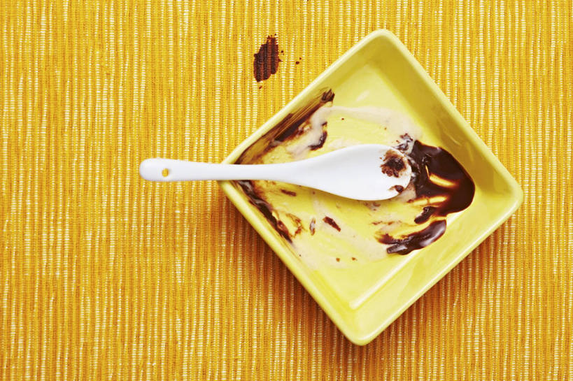 无人,横图,俯视,室内,特写,白天,餐桌,桌子,餐具,阴影,反射,碟子,盘,影子,勺子,食品,糖,糖果,甜点,甜品,食物,两个,盘子,调羹,碟,汤匙,甜食,巧克力,餐台,朱古力,黑巧克力,彩图,高角度拍摄