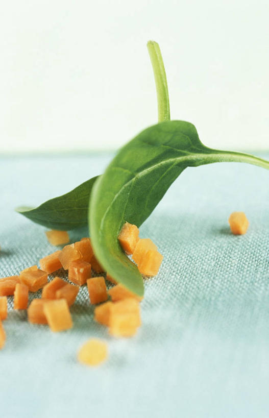 无人,竖图,俯视,室内,特写,白天,餐桌,桌子,菠菜,萝卜,胡萝卜,蔬菜,叶子,切开,阴影,朦胧,模糊,新鲜,反射,影子,食品,绿叶,食物,切,嫩叶,有机食品,绿色食品,餐台,剖面,切面,叶,叶片,鹦鹉菜,鼠根菜,角菜,红嘴绿鹦哥,红萝卜,甘荀,赤根菜,菠薐菜,波斯草,彩图,高角度拍摄