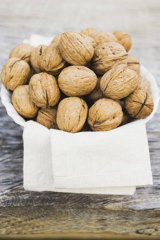 无人,竖图,俯视,室内,特写,白天,餐桌,桌子,一堆,许多,阴影,堆叠,堆积,反射,影子,陶瓷,核桃,坚果,果实,陶瓷制品,很多,一个,容器,碗,干果,单个,餐台,储藏,堆,储存,胡桃,羌桃,彩图,高角度拍摄,贮存