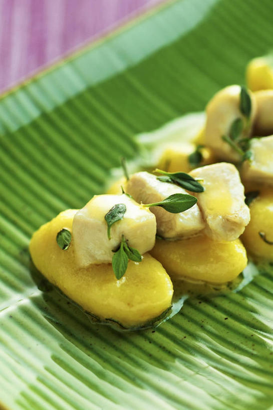 面食,无人,竖图,俯视,室内,特写,白天,中餐,餐桌,桌子,鸡,叶子,阴影,朦胧,模糊,装饰,反射,影子,料理,食品,饺子,面点,绿叶,小吃,食物,中式,嫩叶,餐台,华丽,修饰,点缀,水饺,衬托,美观,雅致,雅观,叶,叶片,彩图,高角度拍摄