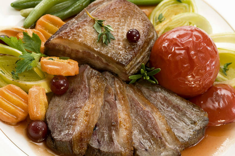 无人,横图,俯视,室内,特写,白天,餐桌,桌子,萝卜,胡萝卜,蔬菜,西红柿,小番茄,餐具,阴影,新鲜,反射,碟子,盘,影子,调料,酱料,酱汁,肉,佐料,食品,调味品,调味料,鸭肉,酱,肉类,食物,一个,盘子,碟,有机食品,绿色食品,单个,餐台,肉食,小西红柿,樱桃小番茄,珍珠小番茄,樱桃番茄,圣女果,红萝卜,甘荀,番茄,彩图,高角度拍摄