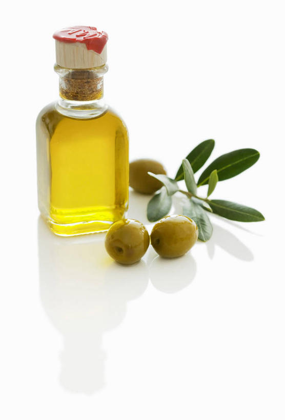 无人,竖图,俯视,室内,特写,白天,白色背景,植物,餐桌,桌子,橄榄,蔬菜,叶子,阴影,新鲜,反射,罐子,影子,食用油,油,橄榄油,食品,绿叶,枝条,玻璃制品,树,树木,树枝,食物,一个,玻璃瓶,瓶子,嫩叶,摄影,有机食品,绿色食品,影棚,单个,餐台,植物油,虬枝,枝杈,叶,叶片,青果,白榄,彩图,高角度拍摄,影棚拍摄,拍摄