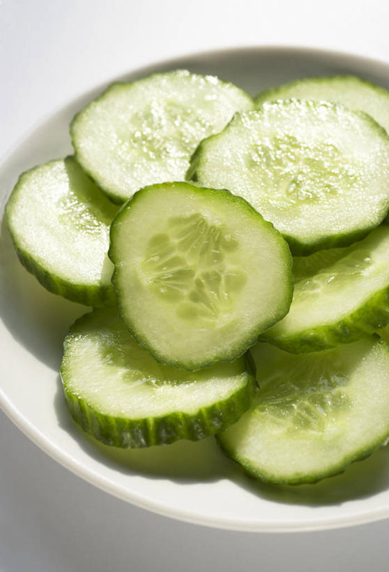 无人,竖图,俯视,室内,特写,白天,白色背景,餐桌,桌子,黄瓜,蔬菜,一堆,许多,切开,阴影,堆叠,堆积,新鲜,反射,影子,陶瓷,食品,陶瓷制品,很多,食物,一个,绿色,容器,碗,切,摄影,有机食品,绿色食品,影棚,单个,餐台,储藏,堆,储存,剖面,切面,青瓜,胡瓜,彩图,高角度拍摄,影棚拍摄,拍摄,贮存