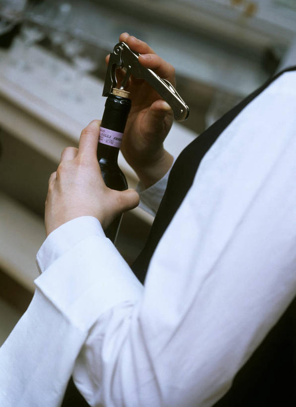 西方人,手,一个人,服务员,站,竖图,俯视,室内,特写,白天,欧洲,欧洲人,双手,仅一个年轻女性,仅一个女性,仅一个人,握,服装,开瓶器,开瓶,拿,拿着,玻璃制品,酒瓶,两个,衣服,玻璃瓶,瓶子,站着,手部,握着,服饰,开启,衣着,穿着,启瓶器,瓶启,衣饰,红酒酒启,红酒开瓶器,红酒启瓶器,酒刀,酒开,酒起,葡萄酒开酒器,葡萄酒开瓶器,年轻女性,女人,女性,白种人,服务生,侍者,站立,半身,彩图,高角度拍摄,酒具