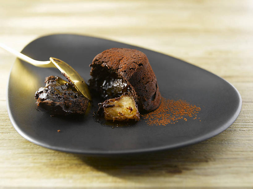 点心,无人,横图,俯视,室内,特写,白天,桌面,桌子,餐具,阴影,反射,木制,叉子,碟子,盘,影子,食品,糖,糖果,甜点,甜品,食物,一个,盘子,木制品,碟,果冻,甜食,零食,巧克力,单个,朱古力,黑巧克力,啫喱,餐叉,进餐用具,彩图,高角度拍摄