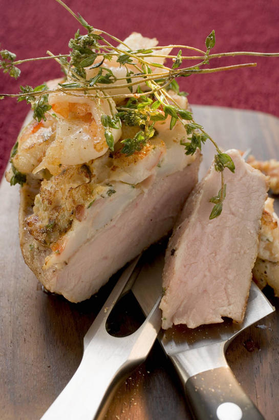 无人,竖图,俯视,室内,特写,白天,烹饪,西餐,桌面,桌子,金属制品,切开,阴影,反射,金属,木制,工具,影子,肉,虾,牛肉,料理,食品,案板,刀具,菜肴,美食,肉类,大虾,砧板,食物,木制品,刀,切,西式,佳肴,对虾,菜刀,剖面,肉食,切面,斑节虾,切菜刀,东方对虾,中国对虾,彩图,高角度拍摄